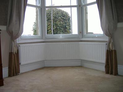 Angled radiator for angled bay window